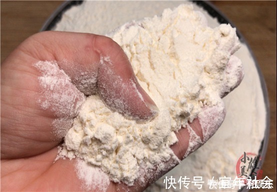 买面粉时，不是越贵越好，面袋上一眼就辨出，保准挑不到劣质面粉