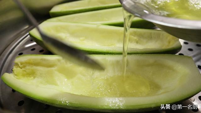 西葫芦这样做太好吃了,不炒不煎不凉拌,鲜嫩入味,营养不流失