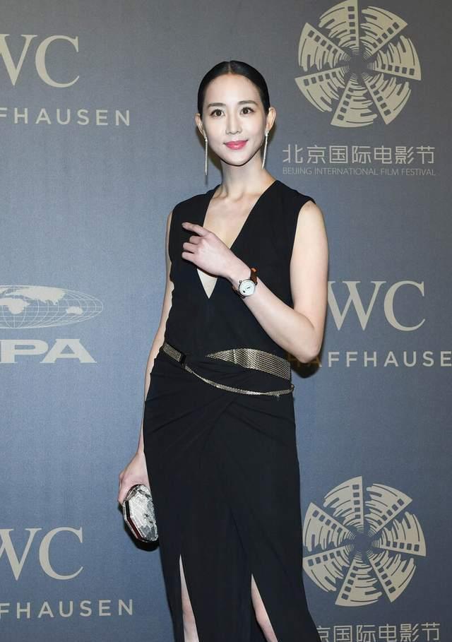 深v|张钧甯衣品太高级, 穿黑色深V礼服气质冷艳, 窈窕身材更迷人
