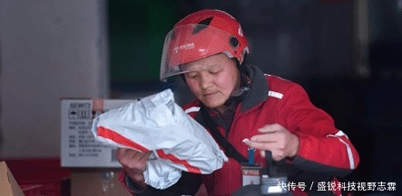 老板|公司老板退休之后,竟然干起了快递员,让人震惊!