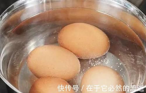煮鸡蛋时只需加点此，鸡蛋不开裂还自动脱壳，味道更好吃更鲜美