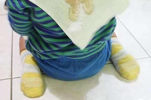 驼背|孩子最爱的4种坐姿,竟是“长不高”祸首,基因再好也无缘大长腿