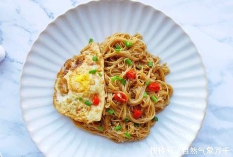 焖面|面条这做法，我家一周吃5次，解馋过瘾，上桌比肉菜还先光盘