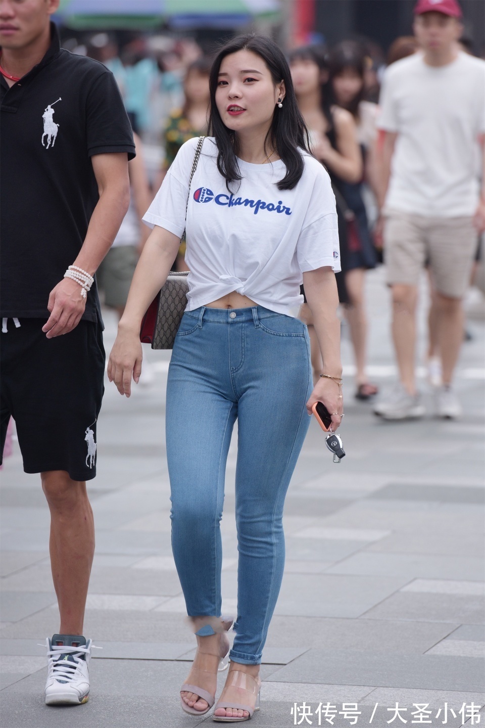 衣服|美女街拍:这位美女的纯情魅力不可抵挡,有一种岁月静好的感觉,撩人心弦