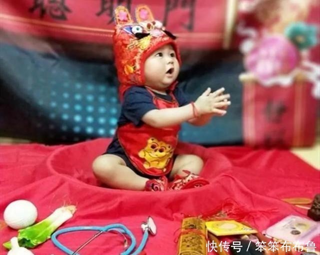 小宝宝|“抓周”仪式上,宝宝抓到的东西令奶奶瞬间黑脸,妈妈没眼看