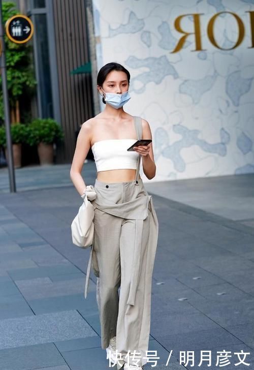 墨绿色休闲裤搭配针织衫,穿起来显瘦显气质