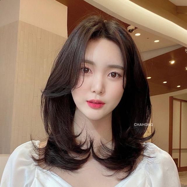 女人30岁别烫羊毛卷，太老气，有这10几款就够了