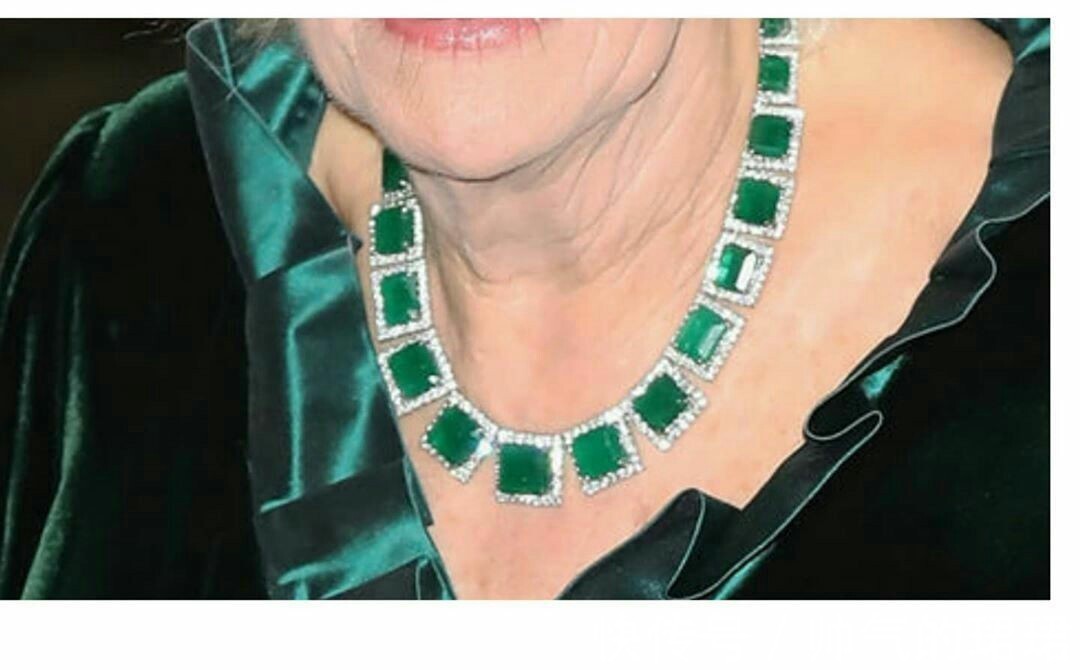 伊丽莎白 卡米拉的蛇形项链20年前做情人时查尔斯送的,蛇蝎气质一目了然