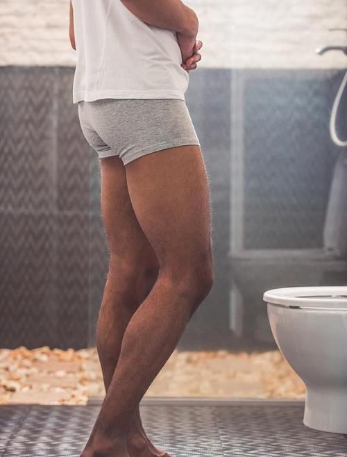 小便|蹲着排便和坐着排便,哪个健康一点,早知道早受益!