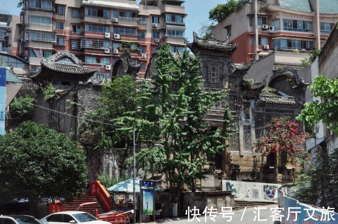 井盐|去年才通高铁,这座“十八线”国内小城,凭什么就火到了国外?