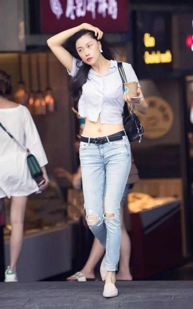 街拍:气质大方的美女,灰色休闲装搭配牛仔裤,展现的腿部修长纤细