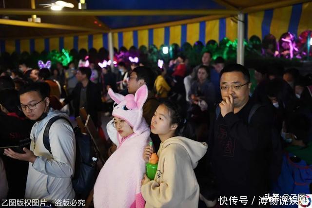 老年|景区游客爆棚,夜晚还在排队,一家人入园10小时8小时在排队