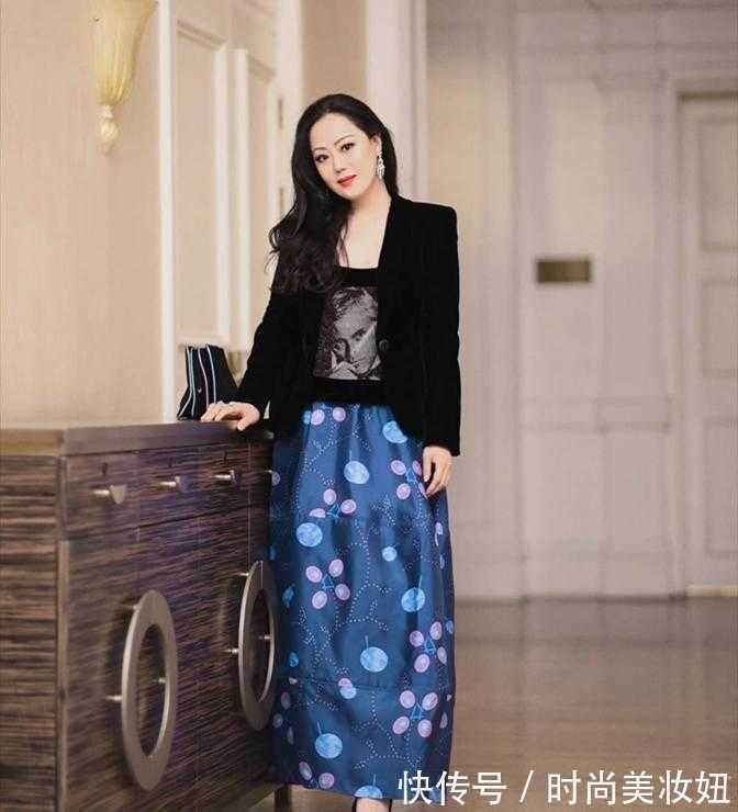 半身裙|章小蕙气质真学不来,穿西装配波点裙高贵华丽,骨子里的贵气