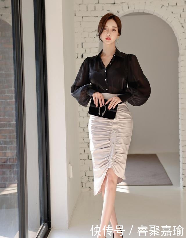 釉黑薄纱阔袖衬衫搭配层叠百褶包臀裙,展现孙允珠优雅潮流