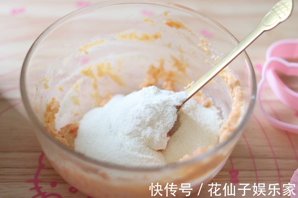 红薯搭配奶粉，做出来美味的饼干，味道香甜极了