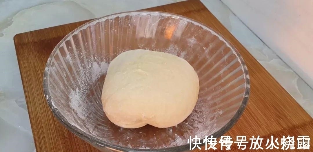 面粉这样做才好吃, 不用烤箱, 不用黄油, 也能做出拉丝面包, 超香