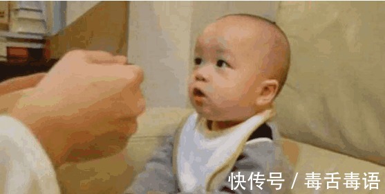 宝爸|宝爸给1岁宝宝喂饭, 宝妈进来看到这一画面, 乐的哈哈大笑!