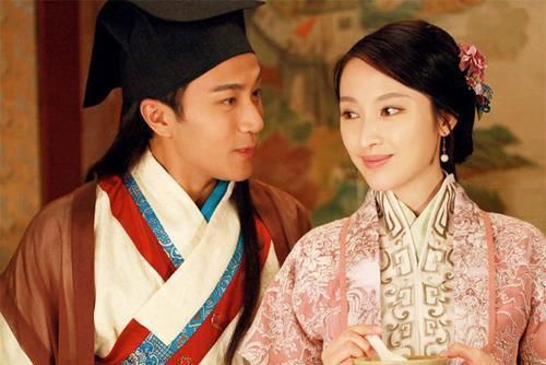 上联吕府姑娘,下口大过上口,下联一出,成经典绝对但又很讽刺