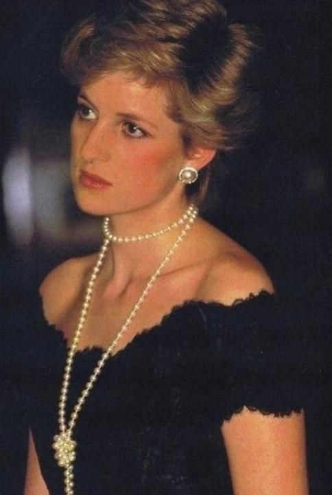 额头|狗链子戴额头上,珍珠项链背部反戴,戴安娜的时髦凯特梅根追不上