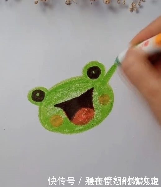 绘画作品&美术生用蜡笔画青蛙,开始还很正常,可到最后:手长头上了?