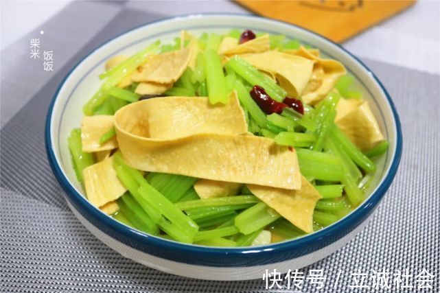 好吃|炒芹菜,别直接下锅,多这一步,芹菜清香又脆嫩,素炒也好吃