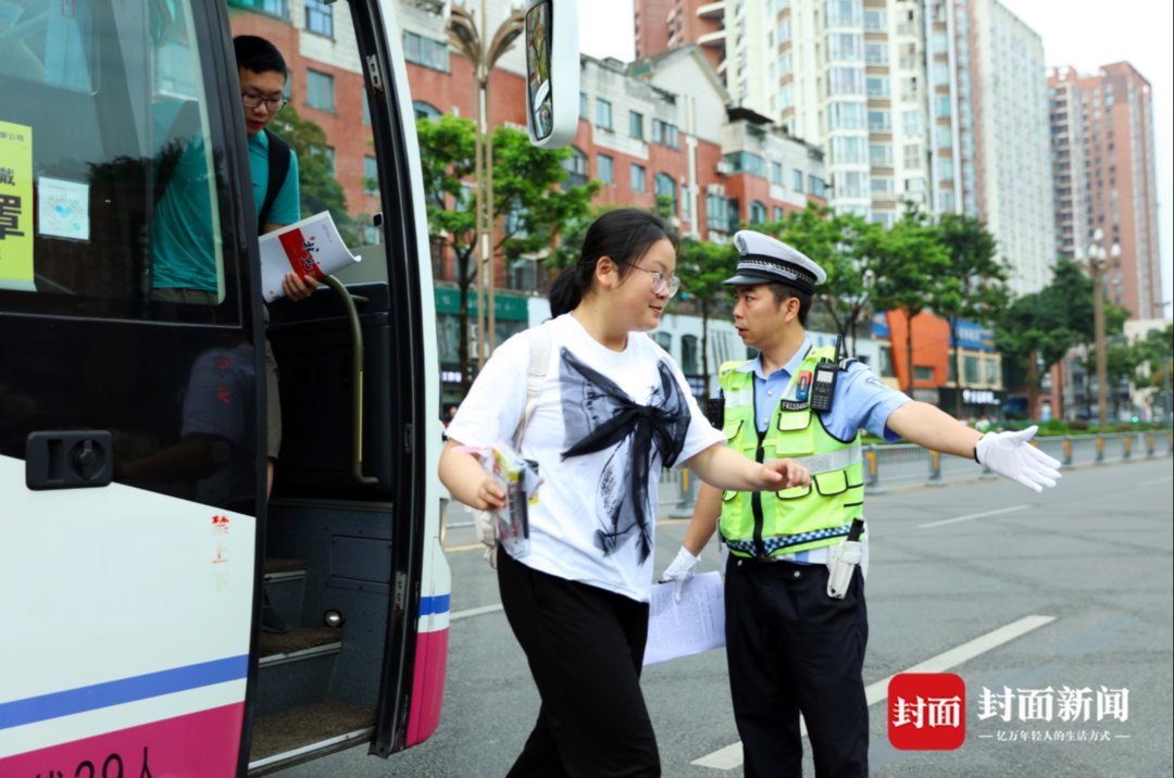 温江中学|考前丢失身份证？民警10余分钟将身份证明送到考点