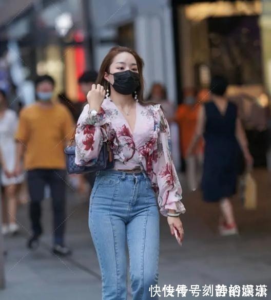 出身体 胖乎乎的美女,牛仔裤展现出最真实的美,美的自信很有魅力