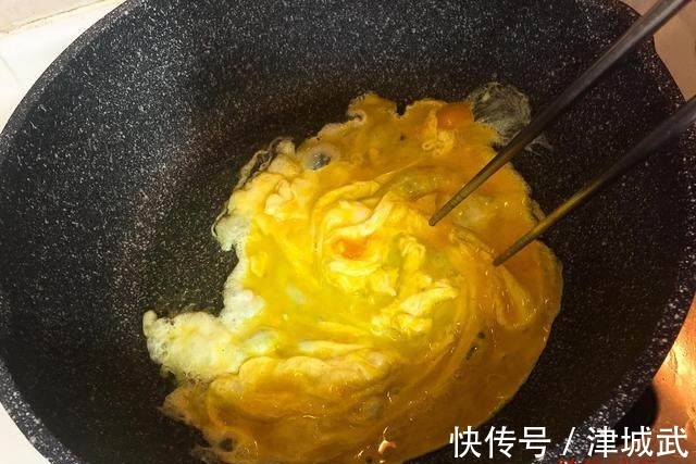 剩饭救星,一个小妙招让你的米饭好吃到爆,五分钟就能上桌!