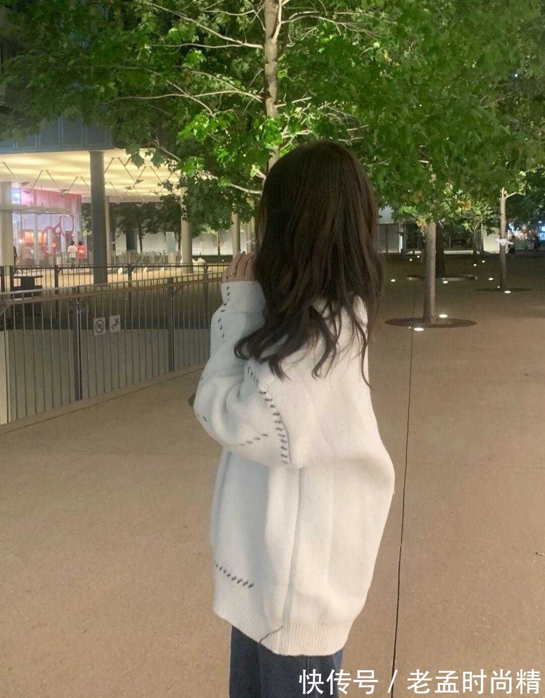 针织|街拍:25+小姐姐用一身青绿针织衫配百褶裙,诠释什么叫优雅温柔