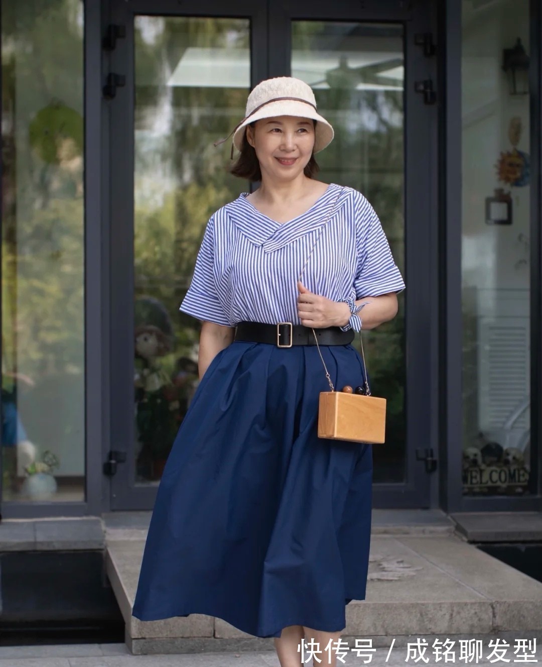 裤装|女人过了60岁别总穿裤装,显胖又不好搭配,裙装舒服时髦又显年轻