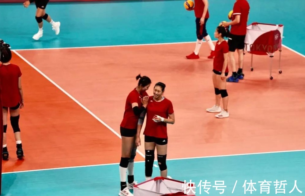 奥运会|中国女排到比赛馆适应训练，场内喊声不断，外媒看好美国队夺冠