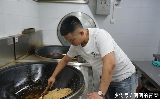  视频|90后小伙卖手抓饭食客一个视频让他走红，每天轻松卖出200碗