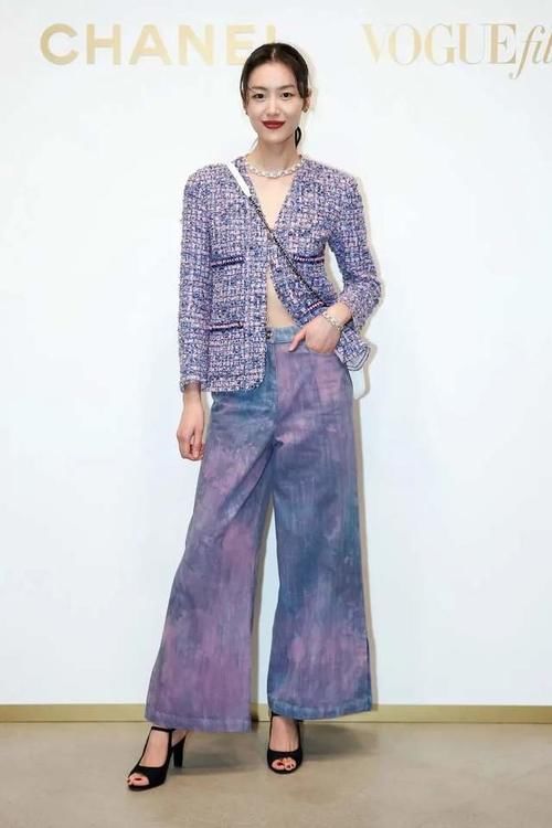 喜欢冬天穿紫色，定是个优雅浪漫的女人，若选对配色会更有气质