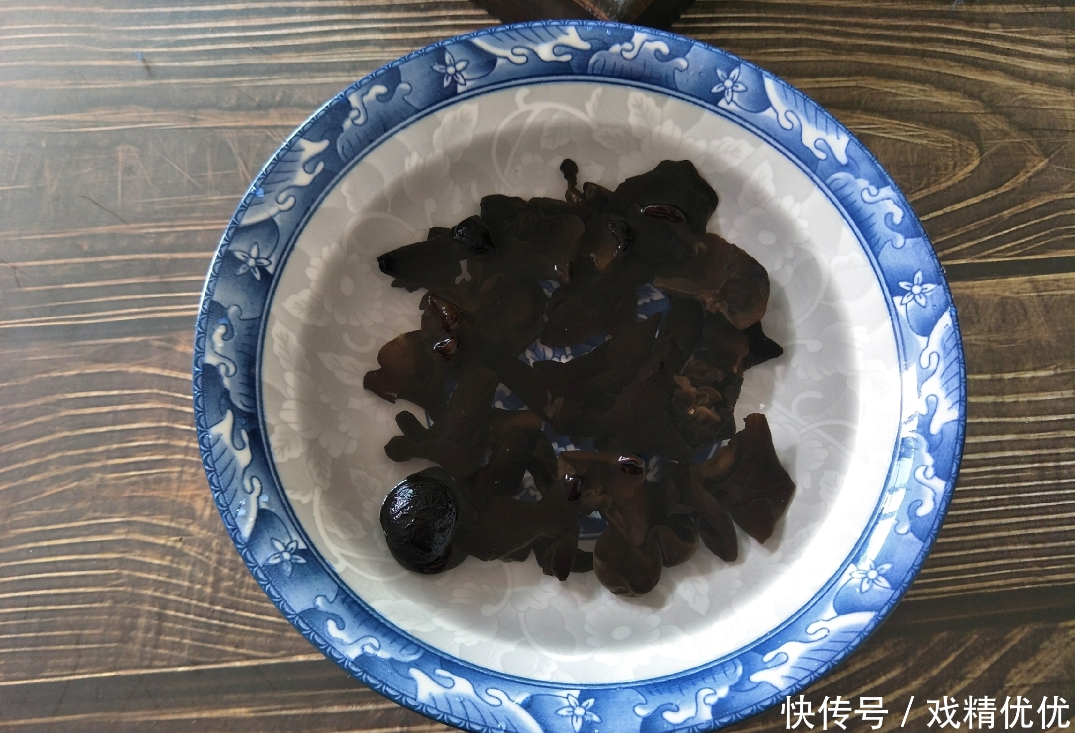 肉质|泡发木耳时,用冷水还是热水?泡几分钟合适,教你详细烹饪方法