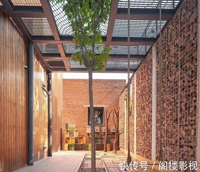翻新|老宅翻新,用拆下来的红砖搭建4m高围墙,废旧瓦片铺地,结实耐看