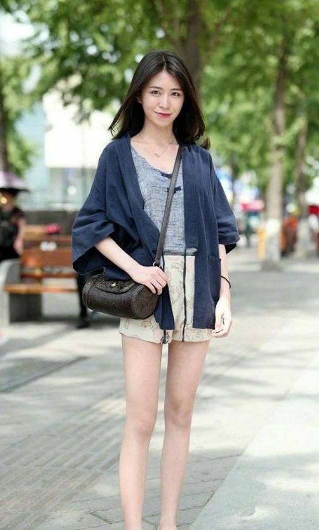 路人街拍，小姐姐露脐白短T搭配浅灰色瑜伽裤，真是优雅又大气