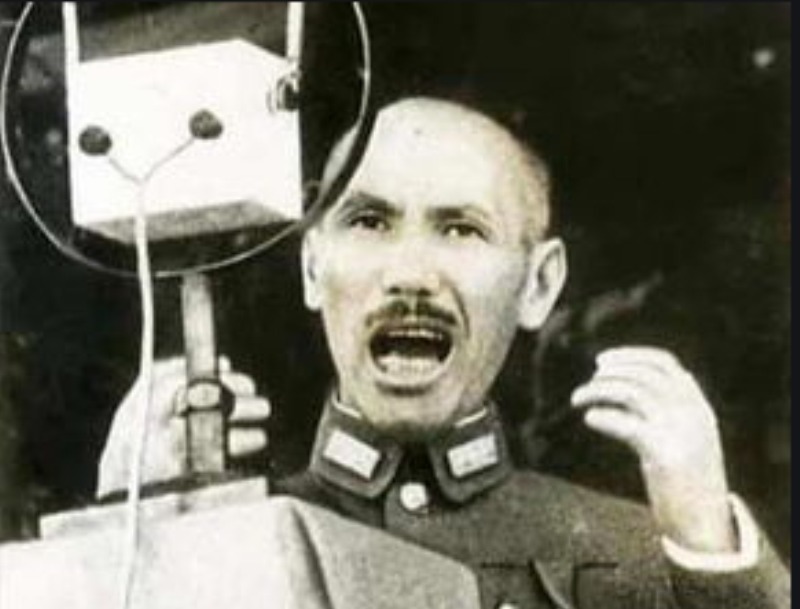 时刻|蒋介石专机被37架日军战机跟踪,危险时刻天空出现一物,逃过此劫