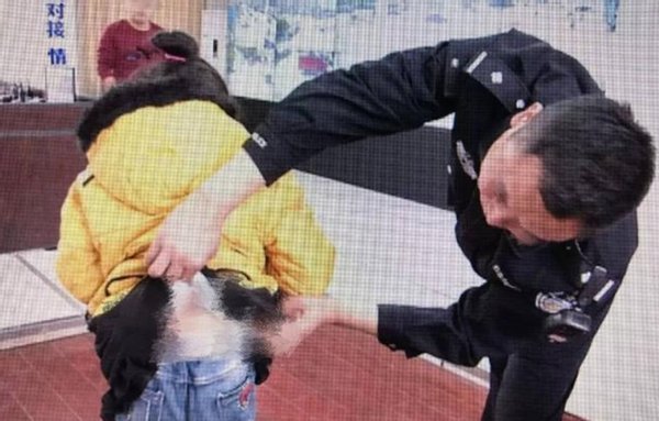 初中女生夜夜“尿床”，妈妈称水喝多了，医生检查后偷偷报了警