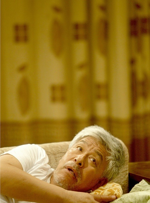 振荣|张洪杰为何75岁仍带着“丑妻”拍戏原来家里养了“一群狼”