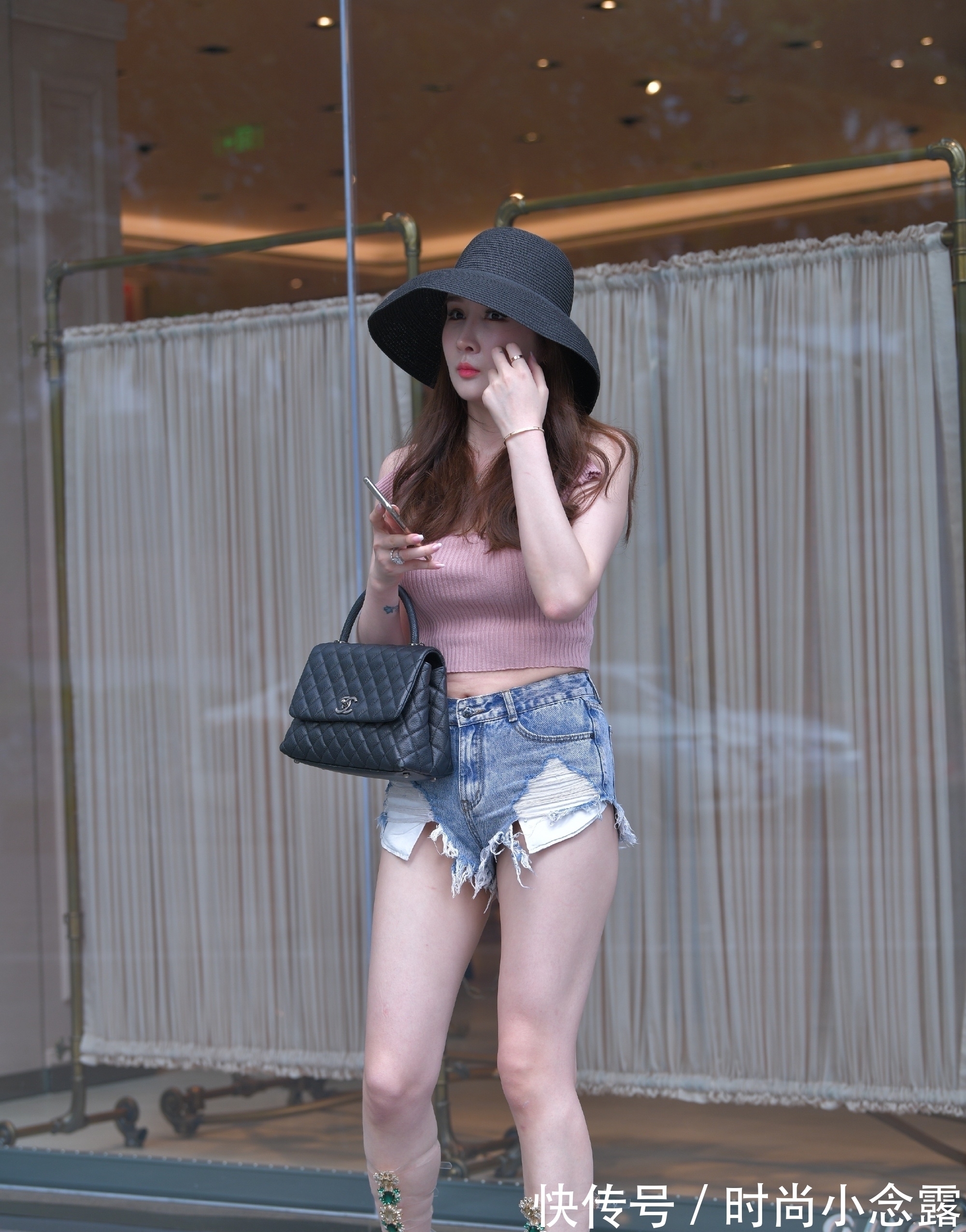 凉鞋 小姐姐穿牛仔热裤秀招牌长腿,配上仙气十足的花朵凉鞋,实在抢镜