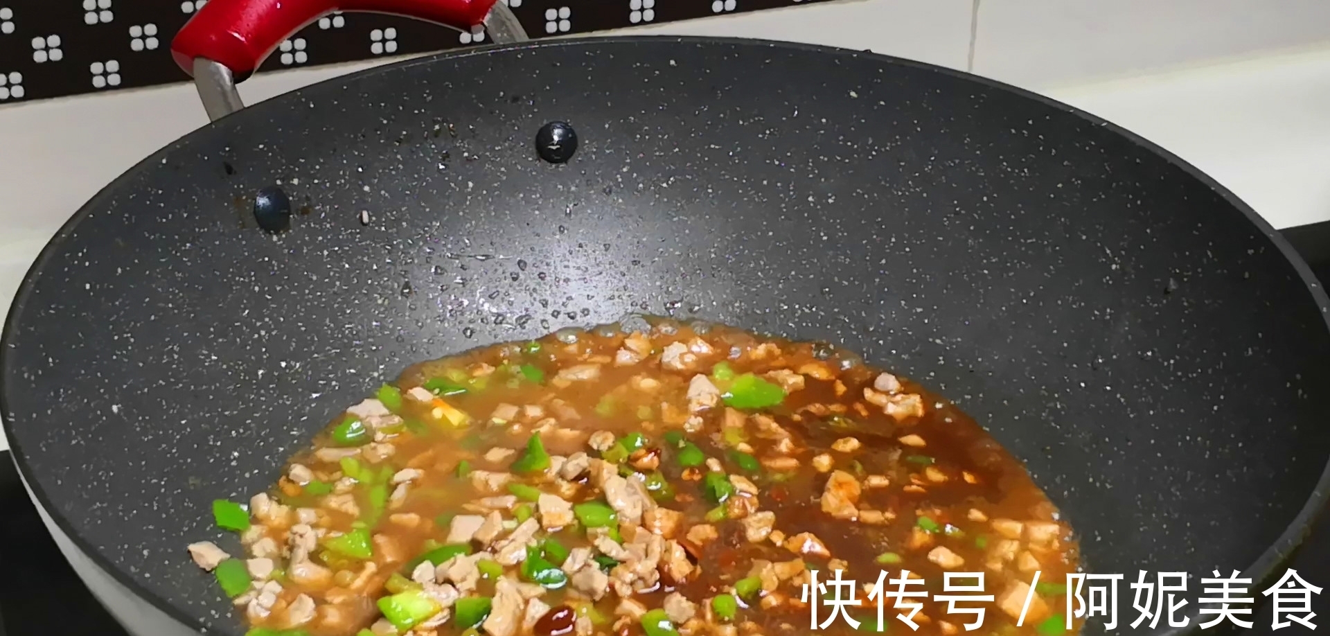 晓峰|洋葱和面条一起做，实在太好吃了，营养又解馋，比凉面更香更好吃