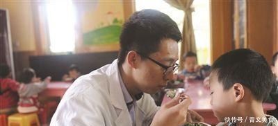 孩子|6岁男孩长出“双排牙”,要一颗颗拔掉,妈妈自责不已,都怪我