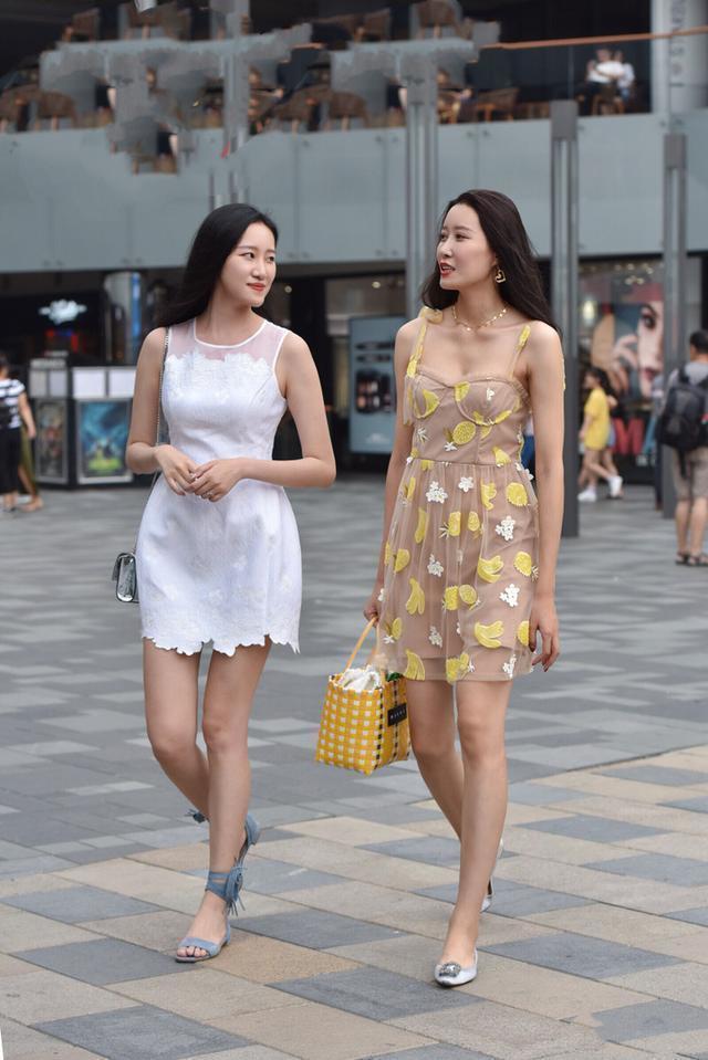 街拍:美女街头争奇斗艳,名副其实穿搭高手,尽显搭配小心机