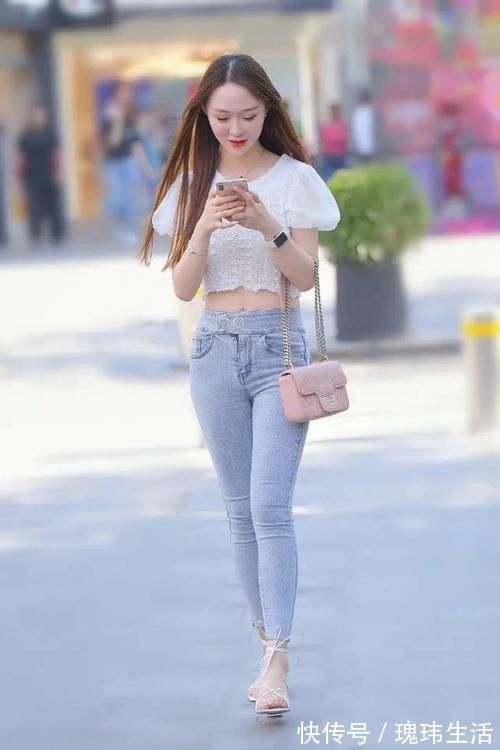 视觉效果 白色充满少女感的短袖上衣,搭配修身长牛仔裤,穿出魅力十足的美
