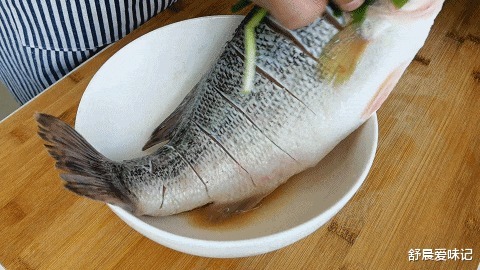  清蒸鱼，不要上来就放盐，教您小妙招，鲜嫩多汁，不柴也不腥