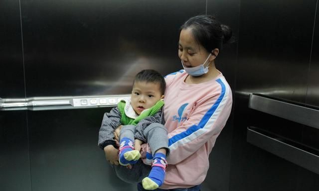 儿子|男童出生因缺氧致脑出血,8个月大被确诊脑瘫,每天只睡2小时