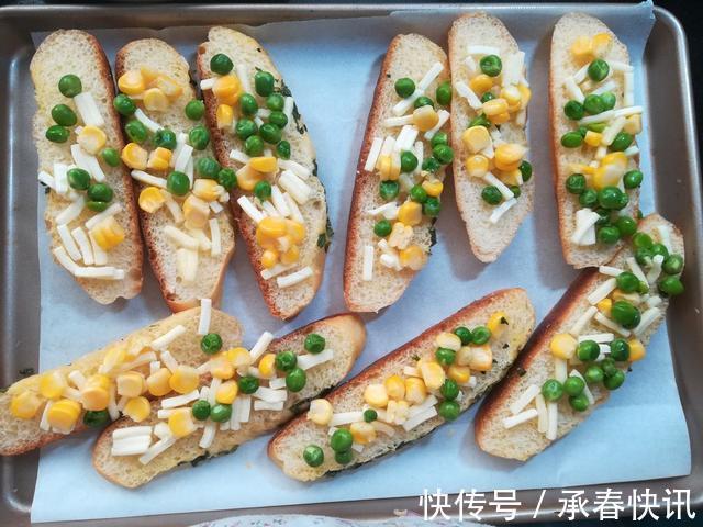 芝士香葱面包迷你披萨，食材简单味道绝佳，一点都不费劲