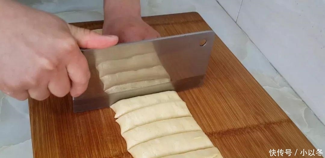 鸡蛋|1个鸡蛋,1袋牛奶,不用一滴水,在家自制小油条,比小麻花还好吃