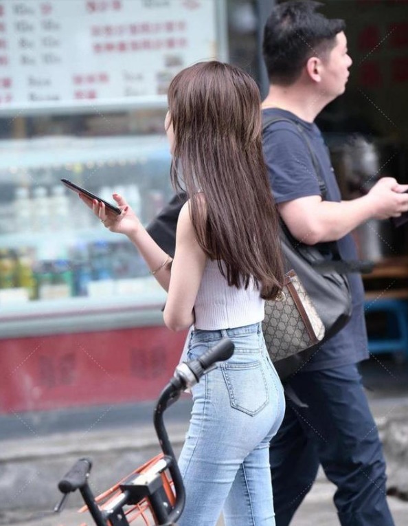 搭配 浅色牛仔裤的多种搭配方式,搭配白色背心,经典时尚