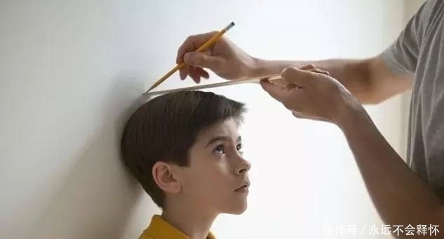 一日三餐|睡前的几种习惯,可能会悄悄“偷走”孩子身高,14岁后恐难再长个